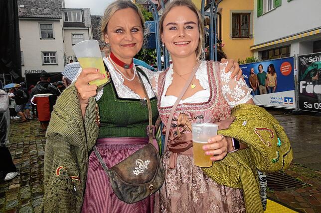 Die Konstanzerinnen Conny und Mariella Wild (von links) sind wegen der guten Partymusik zum Konzert der Fäaschtbänkler nach Meersburg ...