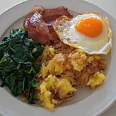 Nach der Suppe stehen heute frischer Spinat, Rösti, Spiegelei und Speck auf dem Menüplan, das Essen kommt aus dem Gasthauses „Paradies“. ...
