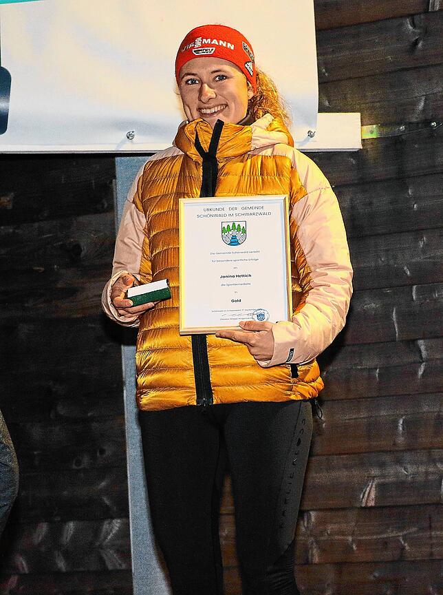 Janina Hettich freut sich über die Auszeichnung mit der Sportlermedaille in Gold der Gemeinde Schönwald.