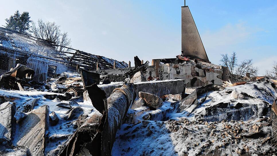 Nach der Brandkatastrophe steht kaum ein Stein mehr auf dem anderen: Die Friedenskirche am Morgen danach