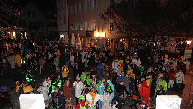 Bild 27: Schmotziger Dunschtig: So bunt ist das närrische Treiben in der Altstadt