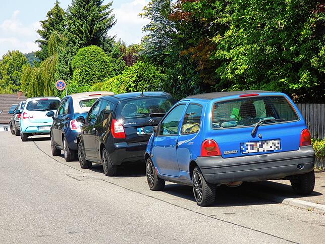 Die zugeparkte Jahnstraße: In direkter Nachbarschaft der parkzeitbeschränkten Blauen Zone weichen Autofahrer immer wieder auf die ...