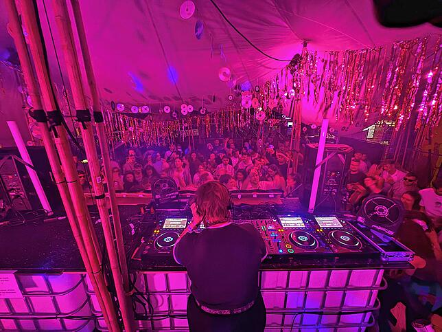 Das DJ-Zelt lockt vor allem die jüngeren Besucher an.