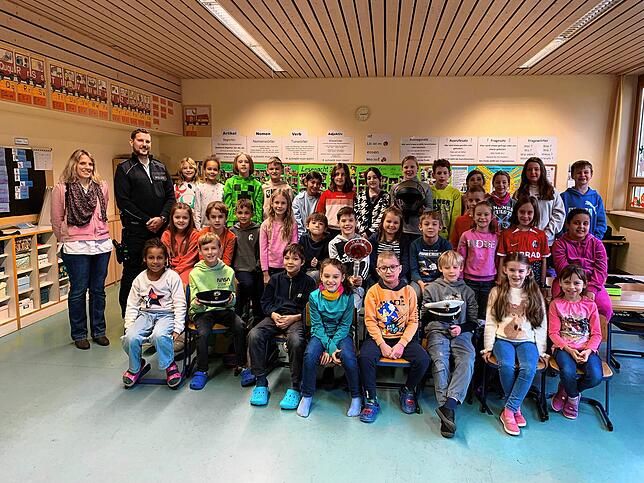 In der Grundschule Kadelburg ließt Thomas Baumgartner stellv. Bürgermeister und Beamter bei der Bundespolizei.