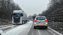 Bild : B31 gesperrt: Glatteis-Chaos, Staus und Unfälle