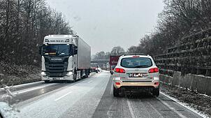Bild : B31-Sperrung, Stau und Unfälle: Glatteis sorgt für Chaos auf den Straßen