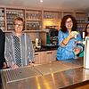 Noch warten (von links) die Eigentümer Georg und Sabine Willmann zusammen mit den beiden neuen Wirtinnen Carola Kaltenbrunn und Janine ...