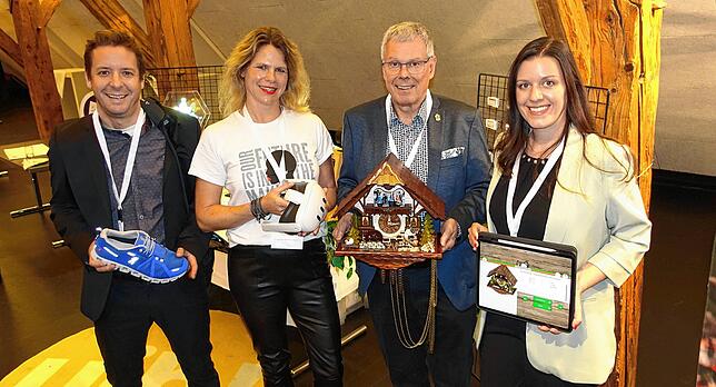 Gesprächspartner zur Zukunft des Handels: Sara und Thomas Weisser vom „Haus der 1000 Uhren“ in Triberg im Schwarzwald, Hanna Rammig von ...