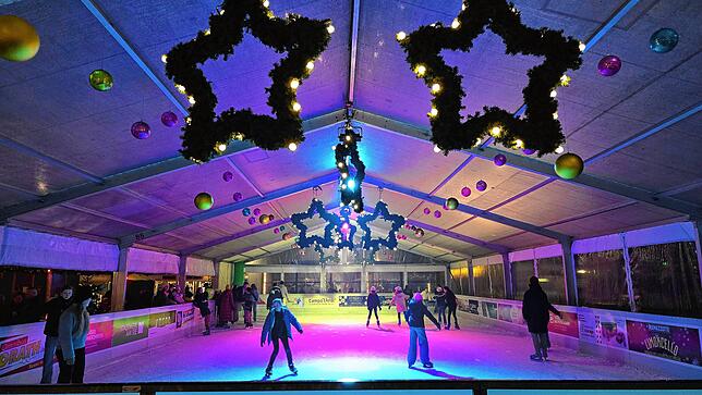 (Archivbild) Weihnachtlich beleuchtet war die Eisbahn „ÜB on Ice“. Bild: Holger Kleinstück