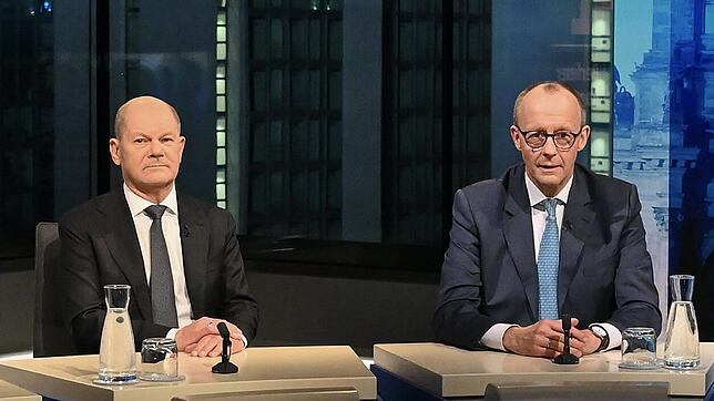Bundeskanzler Olaf Scholz (SPD) und Friedrich Merz (CDU), bei der „Berliner Runde“ von ARD und ZDF.