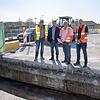 Xaver Ebner von der ausführenden Firma Gero Keller, Bürgermeister Joachim Baumert sowie Theo Merz und Andreas Wolf vom Tiefbauamt ...