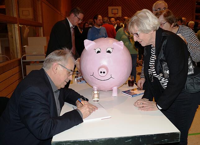 Buchautor Albert Mayer signiert beim Neujahrsempfang die Bücher über Josef Maier.