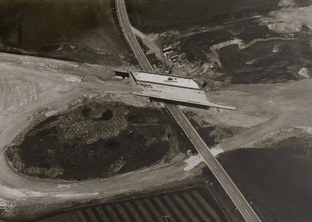 So sah es an der Anschlussstelle Stockach-Ost im Mai 1980 aus. Die Straße unter der Brücke ist die B31-alt.