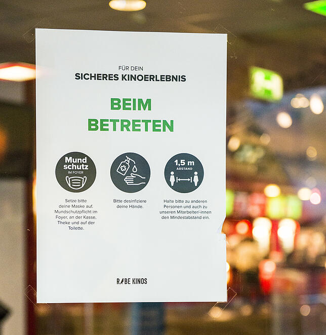 Ein Plakat an der Tür klärt über die Hygiene- und Abstandsregeln auf.