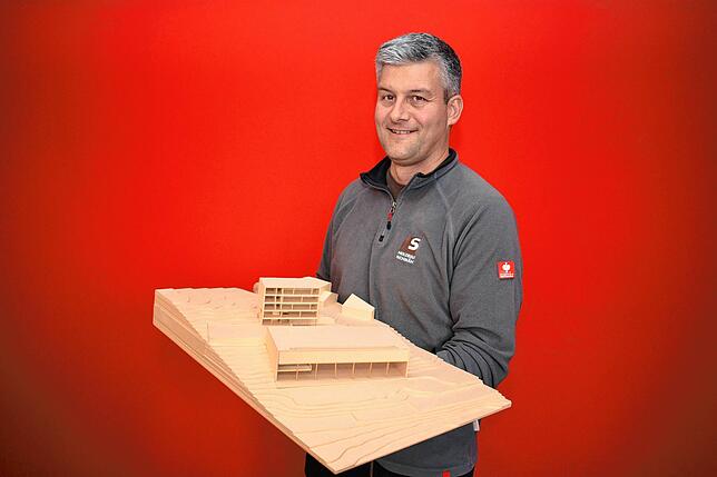 Sebastian Schmäh mit dem Modell für den Neubau seines Holzbau-Betriebs, den er von der Meersburger Innenstadt an den Rand des ...