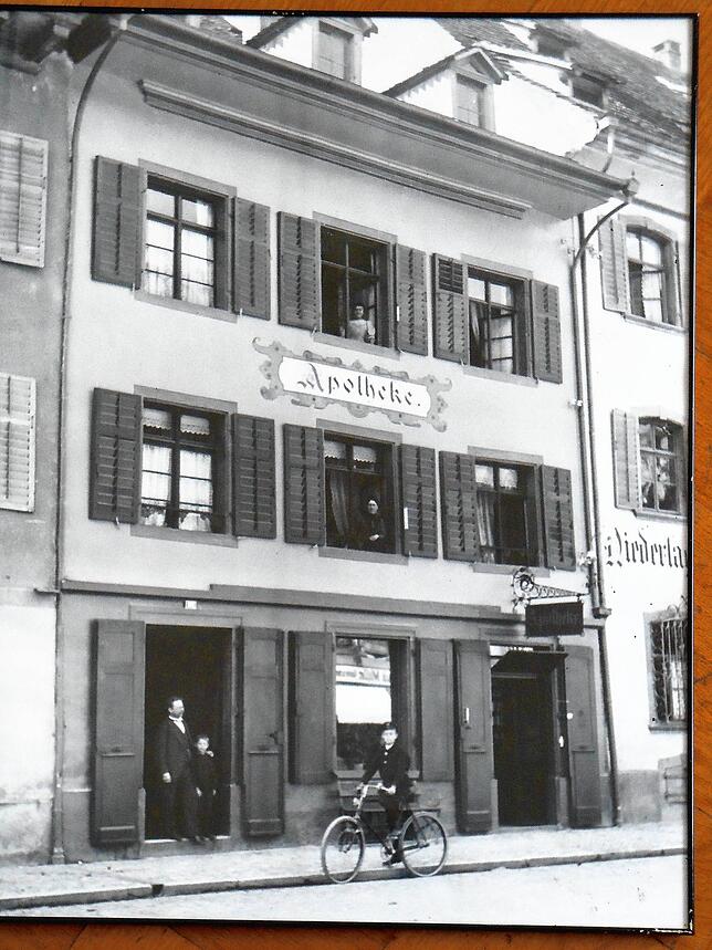 Im Jahr 1898 entstand dieses Foto von der Rats-Apotheke in der Waldshuter Kaiserstraße.