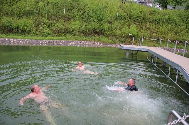 Das neue Kapitel in der Geschichte des Egginger Badesees ist eröffnet. Dazu gingen Bürgermeister Karlheinz Gantert (rechts), Initiator ...