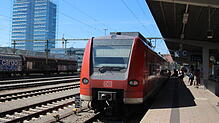 Ein Regionalzug der Linie Singen&ndash;Schaffhausen im Bahnhof Singen