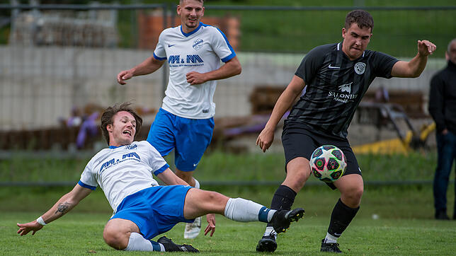 Es war einmal: Im Finale des Küssaburg-Pokalturniers im Sommer bezwang der FC Geißlingen den FC Hochrhein noch mit 4:3. Hier stört der ...