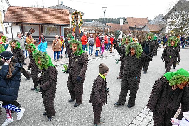 Tannheims Osemali vor dem Narrenbrunnen beim Umzug durch den Ort. Bild: Klatt