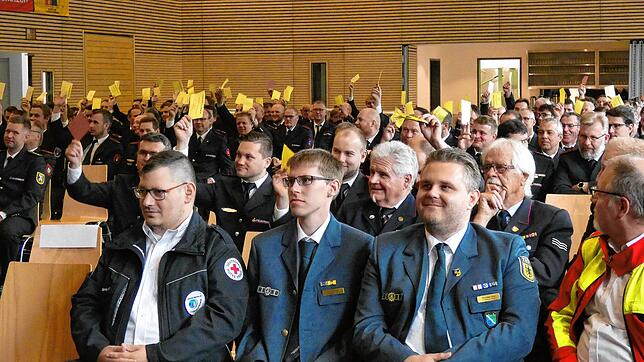 Eine große Zahl von Einsatzkräften verschiedener Feuerwehren des gesamten Landkreises Waldshut versammelten sich in Hohentengen am ...