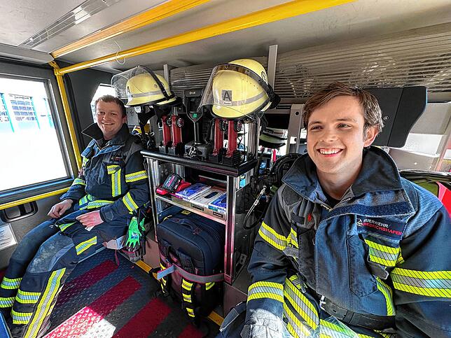 Blick in die Mannschaftskabine eines Löschfahrzeugs. Hier habe sechs Feuerwehrler Platz.