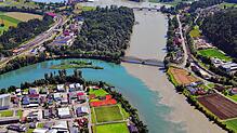 Zwei Flüsse, zwei Wasserfarben: Der Rhein und die Aare treffen aufeinander und vermischen sich langsam.