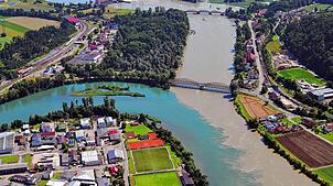 Zwei Flüsse, zwei Wasserfarben: Der Rhein und die Aare treffen aufeinander und vermischen sich langsam.