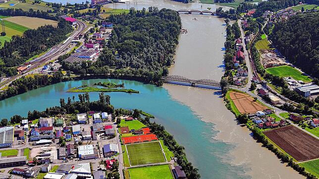 Zwei Flüsse, zwei Wasserfarben: Der Rhein und die Aare treffen aufeinander und vermischen sich langsam.