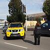 Nach der tödlichen Gewalttat in Konstanz: Eine Beamtin der Kriminaltechnik lässt das Auto abschleppen, mit dem nach ...