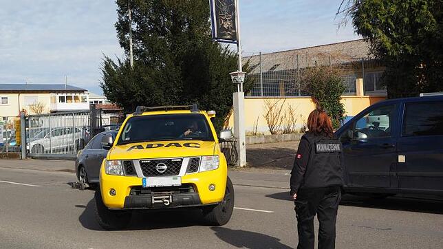 Nach der tödlichen Gewalttat in Konstanz: Eine Beamtin der Kriminaltechnik lässt das Auto abschleppen, mit dem nach ...