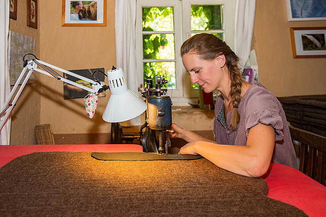 Julianna Ranzmeyer an der Nähmaschine.