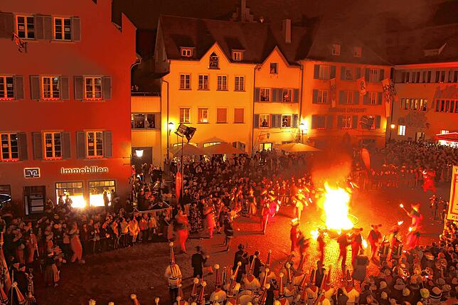 Es war einer der Höhepunkte beim Narrentag: Das Schuttigfeuer auf der Hofstatt, bei dem die Hästräger ihre Fackeln in einen Bottich ...