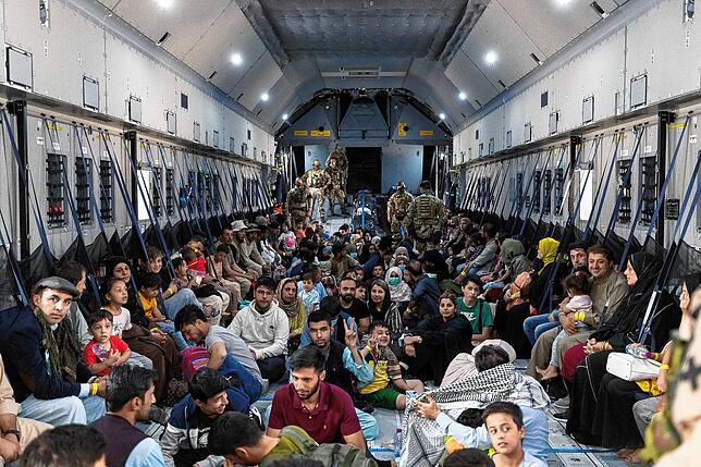 Bilder, die um die Welt gingen: Dicht gedrängt sitzen Menschen, die am 21. August aus Kabul ausgeflogen werden, auf dem Boden eines ...
