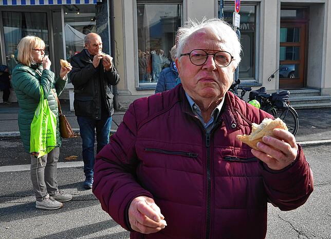 Plaudern und Genießen, in diesem Falle mit einer knackigen Bratwurst, das mag Heinz Schwenninger auf dem Elisabethenmarkt.