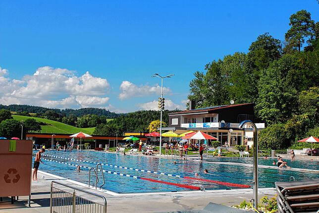 Wer schwimmt, bekommt Hunger. Der Kiosk wurde im Zuge der Sanierungsmaßnahmen ebenfalls renoviert. Er wirkt jetzt hell und einladend.