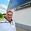 Stefan Traber, Vorstand des SV Gallmannsweil, vor dessen Vereinsheim. Seit 35 Jahren ist er im Vorstand aktiv. Er hat fiel Arbeit in den ...