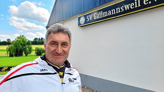 Stefan Traber, Vorstand des SV Gallmannsweil, vor dessen Vereinsheim. Seit 35 Jahren ist er im Vorstand aktiv. Er hat fiel Arbeit in den ...