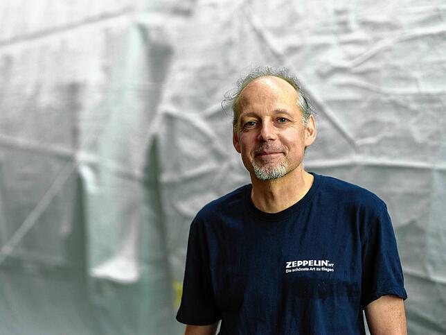 „Zunächst wird die Hülle auf 50 Pascal für das erste ‚Bedrucken‘ aufgeblasen“, erklärt Thomas Arnold, was vor ...
