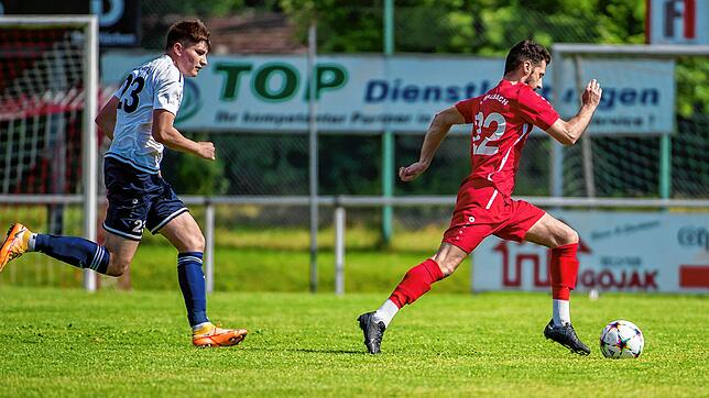 Ehrentreffer: Rückkehrer Ersin Demircan (rechts im Archivbild) vom FC Wallbach gelang bei der herben 1:5-Niederlage gegen den FC Kandern ...