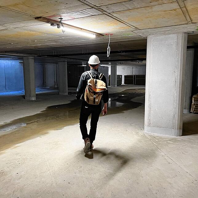 Wobak-Architekt und Projektleiter Martin Münzenmaier zeigt die große Tiefgarage. Dort werden später 81 Autos parken können.