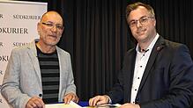 Der Laufenburger Bürgermeister Ulrich Krieger (rechts) stellt sich beim Video-Interview im Schlössle den Fragen von SÜDKURIER-Redakteur ...