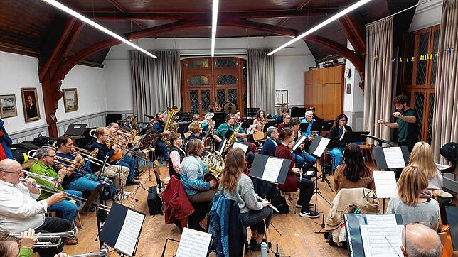 Wenn sich die rund 50 Musikerinnen und Musiker des Musikvereins Allmannsdorf im ehemaligen Ratssaal zur Probe treffen, wird es eng. ...