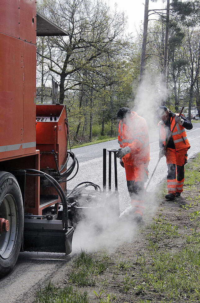 Bild 13: Bilder vom Auftragen des Dünnschichtasphalt in der Peterzeller Straße