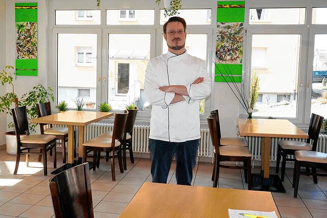 Die Corona-Krise verändert alles: Alexander Heftrichs in seinem Lokal in der Tiengener Bahnhofstraße steht zwischen unbesetzten Tischen.