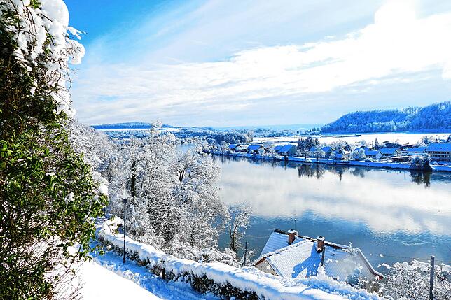 Ein eher seltener An- und Ausblick im Winterkleid auf den Rhein und die benachbarte Schweiz.