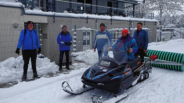 Das Loipenteam in Heiligenberg spurt ehrenamtlich die Strecken für Langläufer und Skater. Beim ersten kleinen Wintereinbruch waren die ...