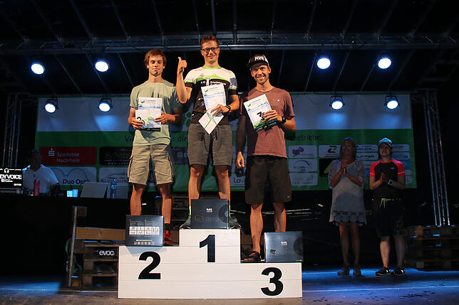 Das sind die Sieger der vierten Lauchringer Triathlon-Nacht: Auf dem ersten Platz Daniel Groß von der LG Steinlach-Zollern mit 54:38. Er ...