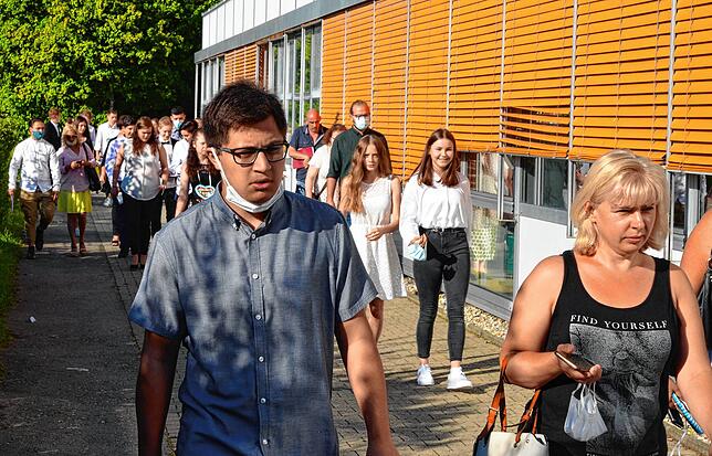 Um die gesamte Schule herum wurden Schüler und Eltern geführt, um unnötige Begegnungen im Gebäude zu vermeiden.