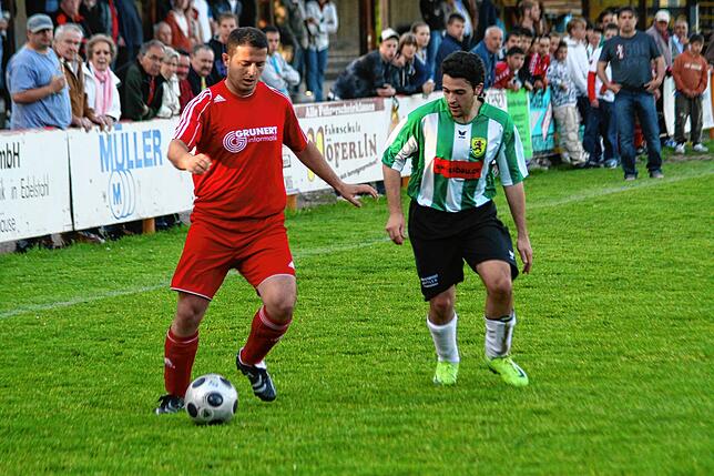 Szene aus dem letzten Rheinfelder Derby im Mai 2009 mit Davide Marra (rechts) und Ardian Haziri.